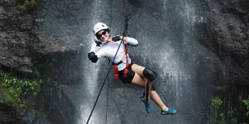 8 Potret Salshabilla Adriani Main di Tebing Curug 75 Meter, Ibrahim Risyad Ikut Kagum