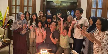 8 Potret Ulang Tahun Atalarik Syach ke-50, Sederhana Bareng Keluarga Ada Anak-Anak Sampai Istri Teddy Syach