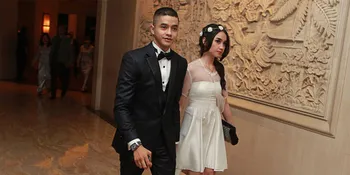 Adly Fairuz Gandeng Mesra Pacar di Pernikahan Mantannya