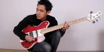 Aksi Bondan Parkoso Dengan Bass Kesayangan