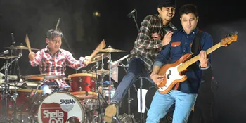 Aksi Panggung Sheila On 7 di Istora Senayan