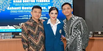 Azriel Hermansyah Bahagia Wisuda Bareng Anang dan Ashanty