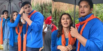 Bak Kakak Adik, Intip Kedekatan Zoe Jackson dan Kevin Kambey Saat di Lokasi Syuting - Sepayung Berdua Saat Hujan