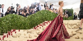 Blake Lively Bagikan Detail Gaun MET Gala-nya Yang Super Mewah