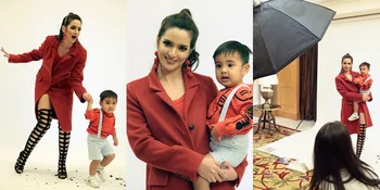 BTS Pemotretan Nia Ramadhani & Mainaka Kompak Pakai Busana Merah!