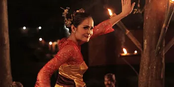Cantiknya Senk Lotta Dalam Balutan Kostum Penari Jaipong