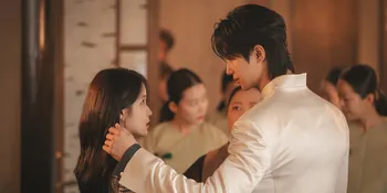 Chemistry Manis IU and Byeon Woo Seok di Still Cut Terbaru Drama Korea 'PERFECT CROWN'