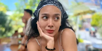 Dea Ananda Jadi Ibu Siaga, Berpose Cantik sambil Awasi Anak Main