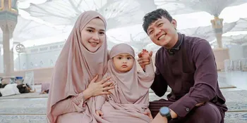 Dek Cunda Anak Denny Caknan Berhijab Saat Umrah, Lari di Masjid Nabawi