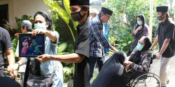 Deretan Artis yang Hadiri Pemakaman Nani Wijaya, Cahya Kamila Tak Kuasa Menahan Tangis