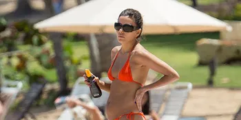 Eva Longoria Pamer Punggung di Pantai