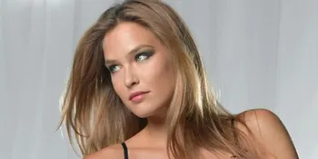 Foto Bar Rafaeli Berpose Bugil di Iklan Lingerie