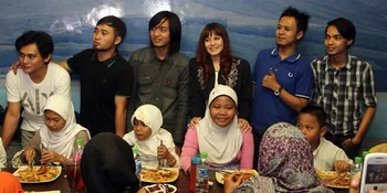 Foto Buka Bersama Hello Band dan Rere Gocing Bersama Anak Yatim