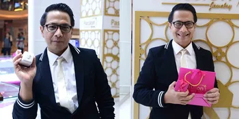 FOTO: Di Hari Kasih Sayang, Delon Beri Istri Kado Cincin Berlian