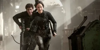 Foto-Foto Keren Cressida Gale dan Katniss di MOCKINGJAY PART 1