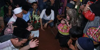 [Foto] Isak Tangis, Budi Anduk Dimakamkan Malam Hari Tanpa Nisan