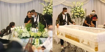 Foto Ivan Saba Berduka Kehilangan Carlo Saba Sang Kakak, Menangis di Samping Peti Mati