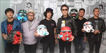 FOTO: Jadi Ambassador 'STAR WARS', Nidji Bikin Helm Stormtrooper!