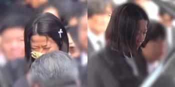 Foto Jeon Hye Jin Menangis Terisak-Isak Melihat Jenazah Lee Sun Kyun Diberangkatkan
