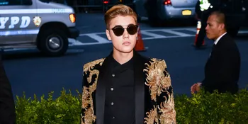 FOTO: Justin Bieber Jadi Kanvas Hidup, Wajahnya Disiram Cat Warna