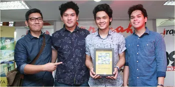 FOTO: Kebahagiaan The Overtunes Raih Penghargaan Multi Platinum