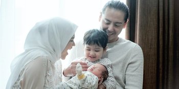 Foto Keluarga Perdana Cut Meyriska dan Roger Danuarta Bareng Baby Jourell, Shaquille Seneng Banget Jadi Kakak
