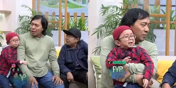 Foto Komeng Merangkul 'Rakyat Kecil' yang Menagih Janjinya Sebagai Calon Angggota DPD, Kocak Banget!