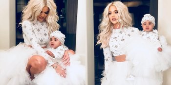 FOTO: Kompak, Khloe Kardashian & Baby True Tampil Serba Putih