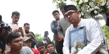 [Foto] Farhan Makamkan Anak Pertama, Tak Mampu Menahan Air Mata