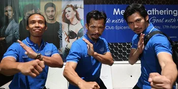 FOTO: Pakai Kaos Biru, Trio 'THE RAID' Tunjukkan Kekompakan