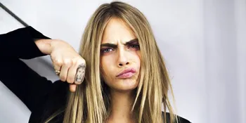 Foto: Para Supermodel Holly Dengan Tattoo Kecil Yang Eye-Catching