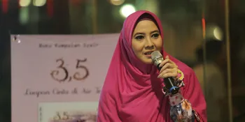 Foto Peggy Melati Sukma Anggun Dengan Jilbab Besar
