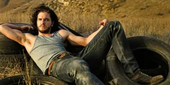 Foto: Pose Macho Kit Harington Dengan Otot & Perutnya Yang Hot!