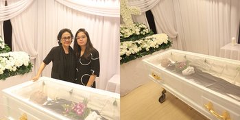 FOTO: Rumah Duka Chris Pattikawa, Tampak Rina Hasyim dan Cantika GAC yang Masih Diselimuti Kesedihan