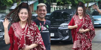 Foto Sania Saat Datang dan Coblos di TPS dengan Gayanya yang Mencuri Perhatian, Pakai Daster dan Sandal Jepit