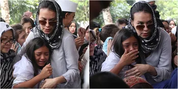 FOTO: Sophia Latjuba Setia Mendampingi di Tengah Duka Ariel NOAH