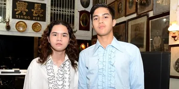 [FOTO] Tetap Ganteng! Inilah El Rumi & Dul Dengan Busana Vintage