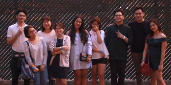 FOTO: The Overtunes Dapat Oleh-Oleh Dari Fans Cantik Singapura