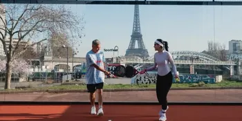 Gading Marten & Medina Dina Main Padel dengan Latar Menara Eiffel