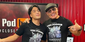 Hadiri Pemakaman Vidi Aldiano, Deddy Corbuzier Didampingi Nada dan Azka 