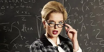 Helen Flanagan Berpose Ala Bintang Porno Era Tahun 1970