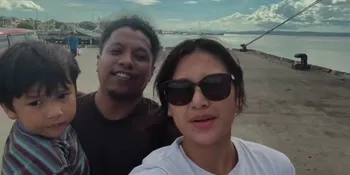 Indah Permatasari dan Arie Kriting Lanjut Mudik ke Makassar dari Baubau Pakai Kapal