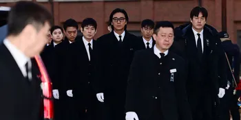 Ju Ji Hoon jadi Pengusung Peti Jenazah di Pemakaman Ahn Sung Ki