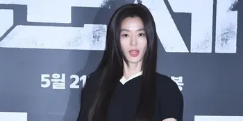 Jun Ji Hyun di VIP Screening Film 'COLONY', Elegan Pakai Outfit Hitam