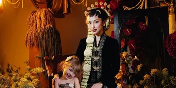 Kamari Pakai Kemben Batik di Foto Prewedding Jennifer Coppen Bikin Auto Gemas