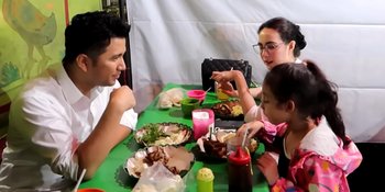 Kantor Emil Dardak Digeledah KPK, 9  Potret Arumi Bachsin Santai Makan di Warung Tenda Pinggir Jalan