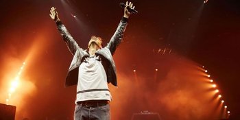 Kilas Perjalanan Karir Musik Armin Van Buuren Untuk 'Armin Only'