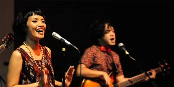 Konser Manis White Shoes And Couples Company