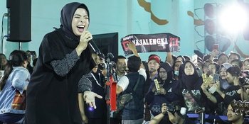 Kotak Band Manggung di Indahnya Keramaian Senja Terowongan Kendal Jakarta