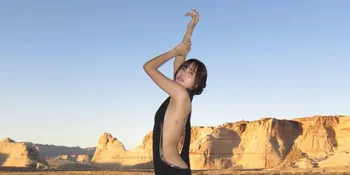 Lisa BLACKPINK Tampil Bold Pakai Backless Dress di Utah